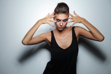 gri arka plan üzerinde duran güzel kadın