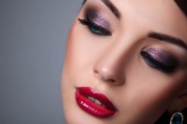 gri arka plan üzerinde duran güzel kadın