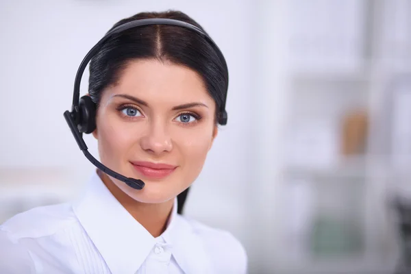 Retrato de primer plano de un agente de servicio al cliente sentado en la oficina — Foto de Stock