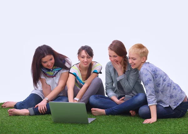 Groupe de jeunes étudiants utilisant un ordinateur portable ensemble — Photo