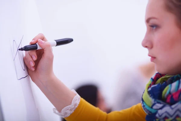 Молодая женщина рисует на wihteboard с белым copyspace — стоковое фото