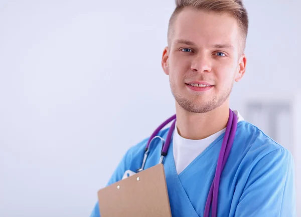 Doktor stetoskop duran, beyaz arka plan ile — Stok fotoğraf