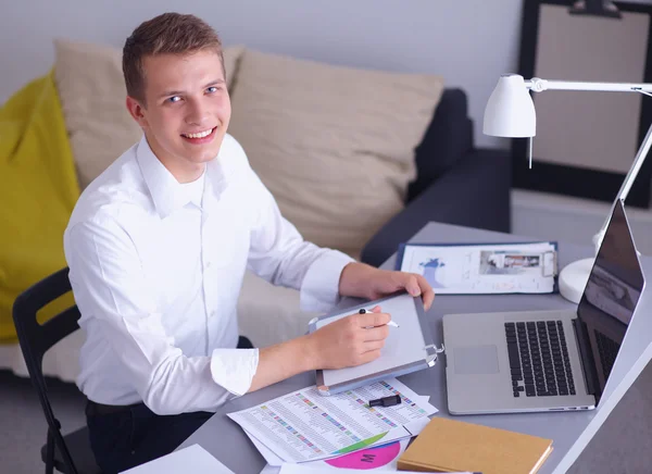 Jungunternehmer arbeitet im Büro, steht neben Schreibtisch — Stockfoto