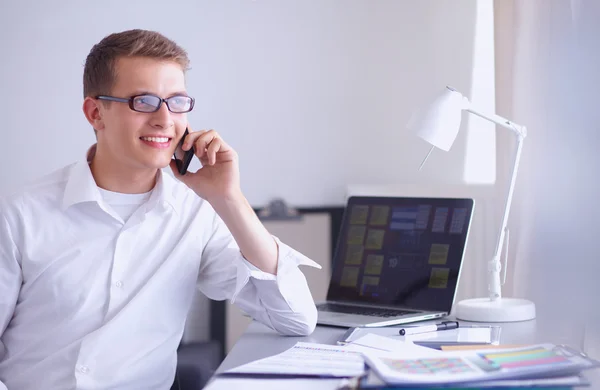 Jeune homme d'affaires travaillant au bureau, assis au bureau — Photo