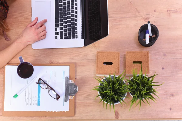 Portrait of  woman sitting at  desk with a laptop — Stock Photo, Image