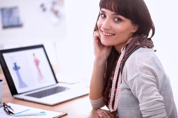 Modedesignerin sitzt am Schreibtisch — Stockfoto