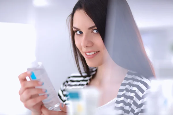 Beautiful young woman in shop — Stock Photo, Image