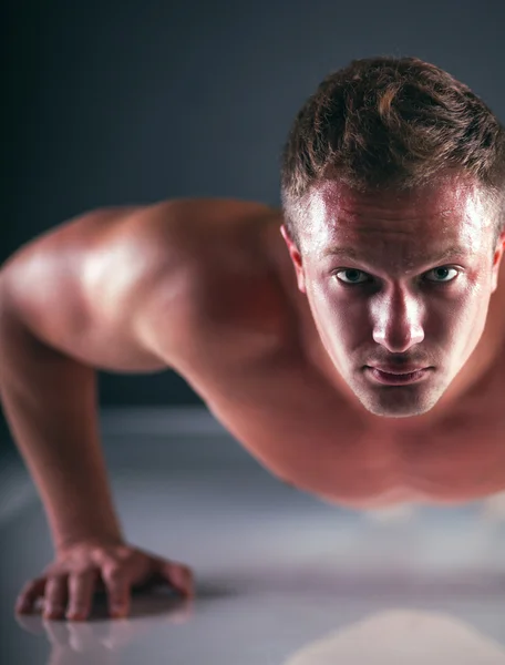 Hombre de fitness haciendo flexiones en el suelo —  Fotos de Stock