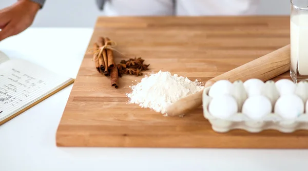 Backzutaten für Mürbeteig, Kolben — Stockfoto