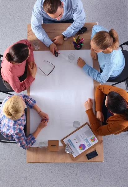 Forretningsfolk som sitter og diskuterer på forretningsmøtet, i embetet – stockfoto