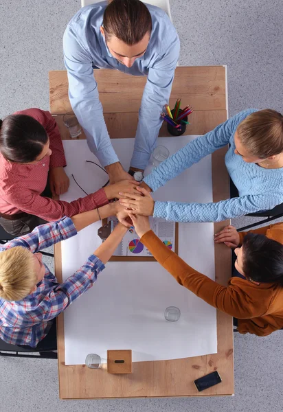 Equipo empresarial con las manos juntas - conceptos de trabajo en equipo —  Fotos de Stock