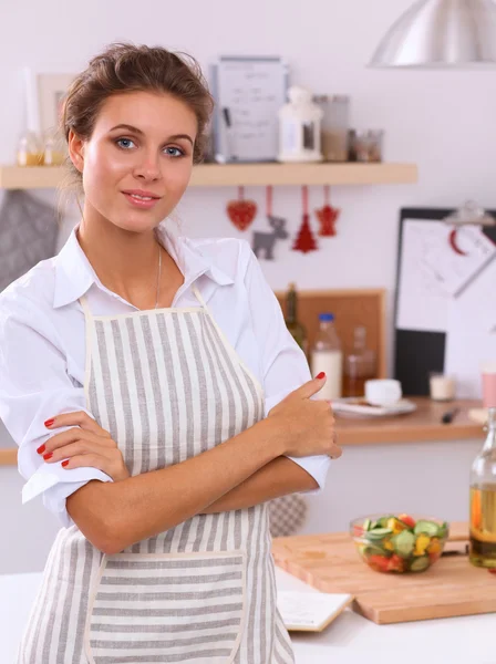 Sorridente giovane donna in cucina — Foto Stock