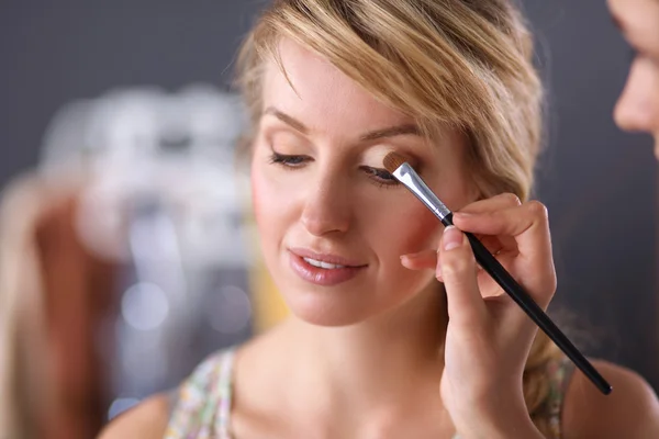 Künstlerin macht professionelles Make-up für Frauen — Stockfoto