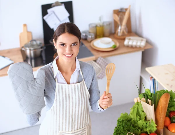 Donna che fa cibo sano in piedi sorridente in cucina — Foto Stock