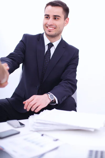 Geschäftsleute sitzen und diskutieren bei Geschäftstreffen, im Büro — Stockfoto