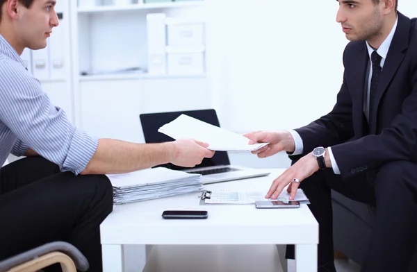 Zakenmensen zitten en discussiëren op zakelijke bijeenkomst, in functie — Stockfoto