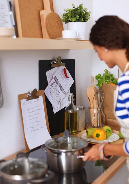 Young woman in the kitchen preparing a food — Stock Photo, Image