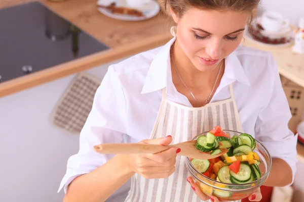 Sorridente giovane donna in cucina — Foto Stock