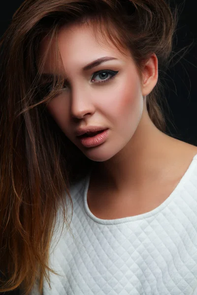 Retrato de una mujer hermosa, aislada sobre fondo negro —  Fotos de Stock