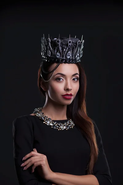 Retrato de mujer en corona negra — Foto de Stock