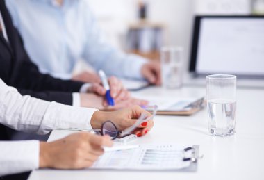 Ofiste proje üzerinde çalışan iş adamları