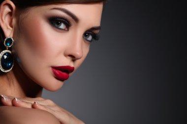 Küpeler Güzel genç esmer kadın portresi