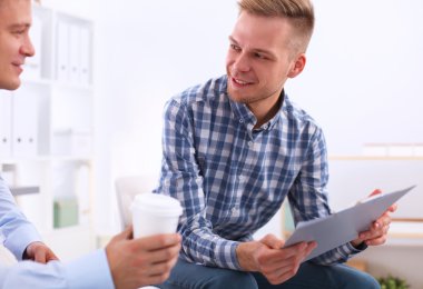 İş adamları ofiste görüştüler.