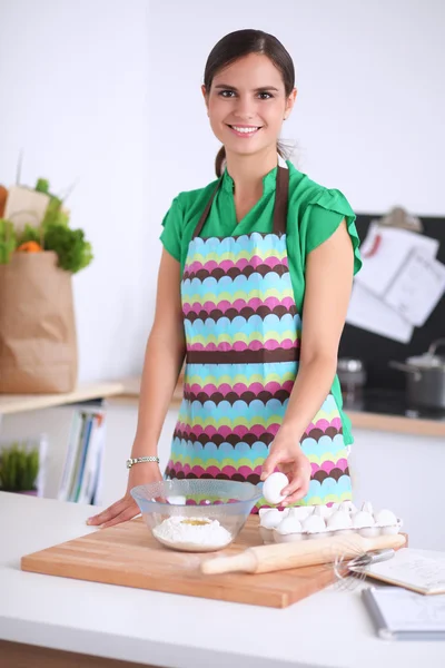 Mulher está fazendo bolos na cozinha — Fotografia de Stock