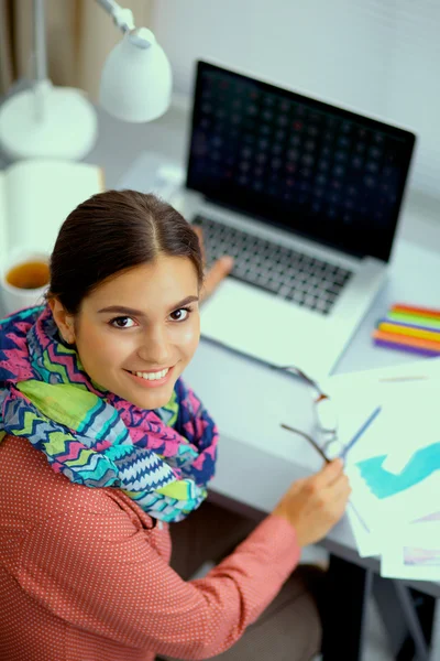 Ung attraktiv kvinnlig modedesigner arbetar på kontoret skrivbord, rita när du talar på mobilen — Stockfoto