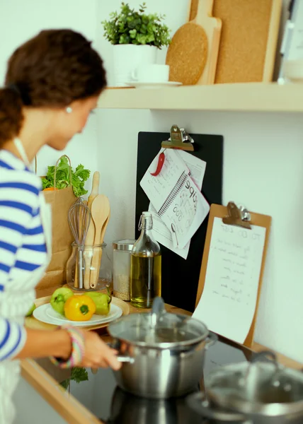 Giovane donna in cucina che prepara un cibo — Foto Stock