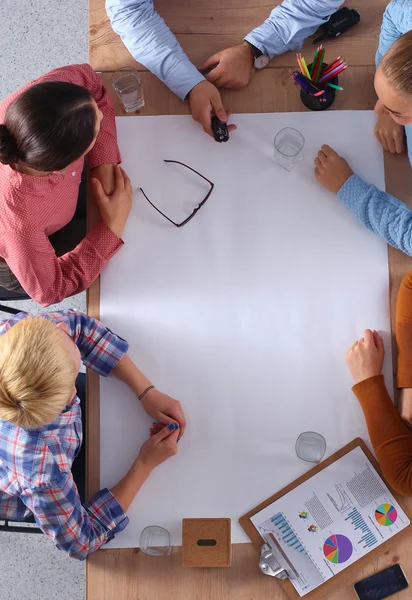 Affärsmän som sitter och diskuterar på affärsmöte, i ämbetet — Stockfoto