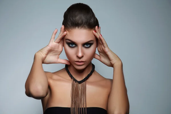 Hermosa mujer de pie sobre fondo gris —  Fotos de Stock