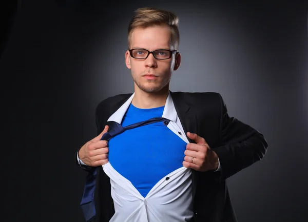 행동 하는 젊은 사업가 슈퍼 영웅 좋아하고 회색 배경에 고립 된 그의 셔츠를 찢 어 — 스톡 사진