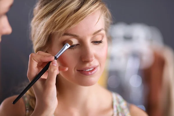 Künstlerin macht professionelles Make-up für Frauen — Stockfoto