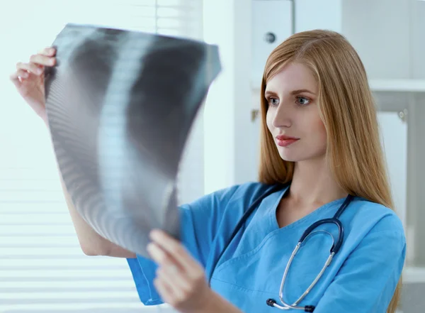 Female doctor showing x-ray at hospital — Stock Photo, Image