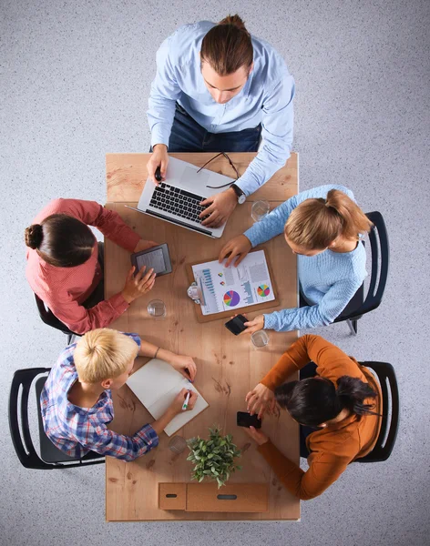 Affärsmän som sitter och diskuterar på affärsmöte, i ämbetet — Stockfoto