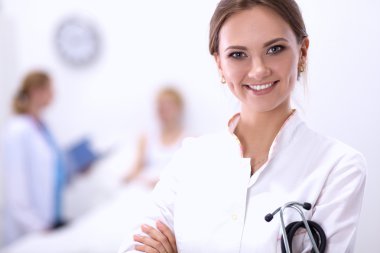 Hastanedeki kadın doktor portresi.