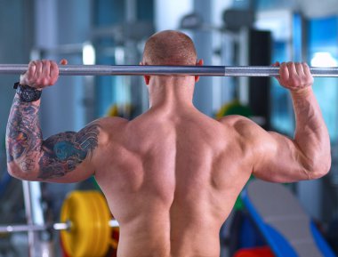 spor salonunda barbell ile vücut geliştirmeci