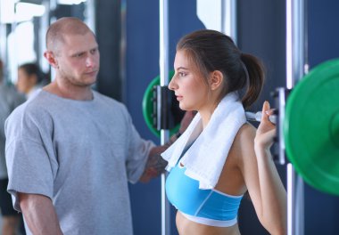 güzel bir kadın onu antrenörü ile egzersiz jimnastik salonu