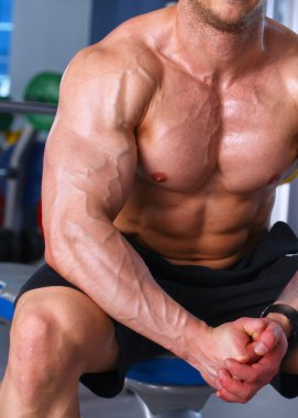 yakışıklı delikanlı salonunda egzersiz sonra oturur.