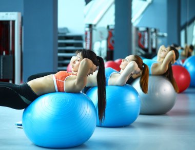 Spor salonunda pilates sınıfındaki bir grup insan.