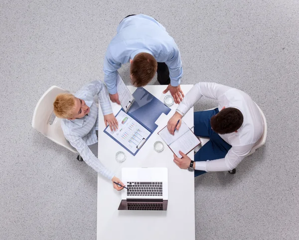 Affärsmän som sitter och diskuterar på affärsmöte, i ämbetet — Stockfoto