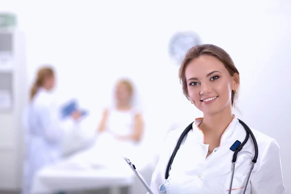 Retrato de médico mulher no hospital — Fotografia de Stock