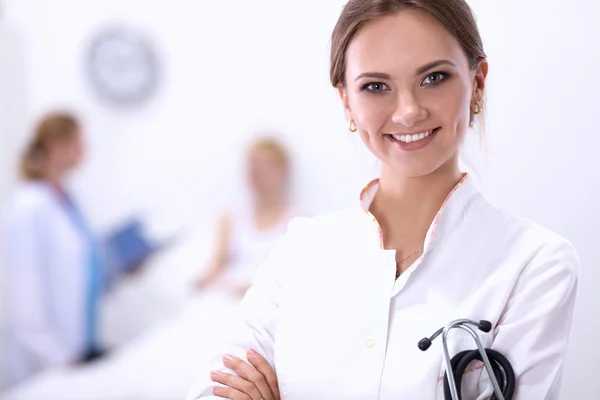 Retrato de médico mulher no hospital — Fotografia de Stock