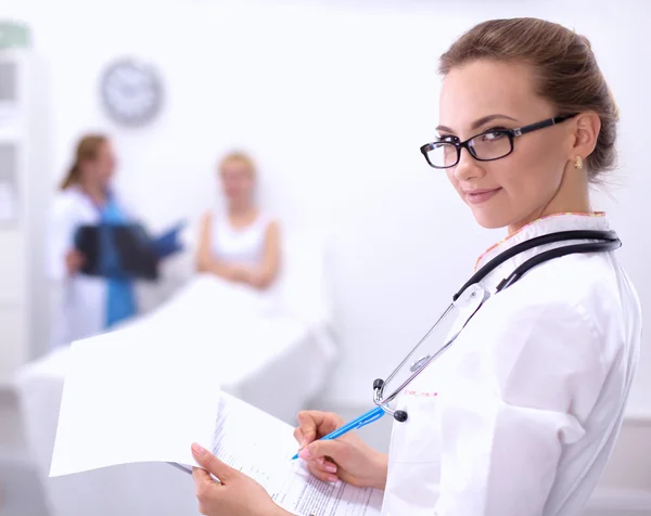 Retrato de médico mulher no hospital com pasta — Fotografia de Stock