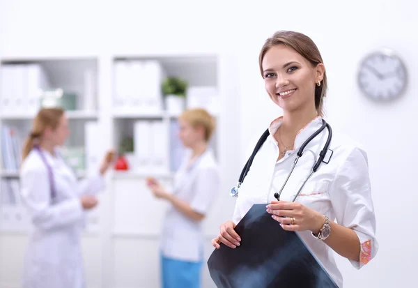 Kadın doktor standingat hastane röntgen ile — Stok fotoğraf