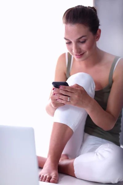 Attraktive kaukasische Mädchen sitzen auf dem Boden — Stockfoto