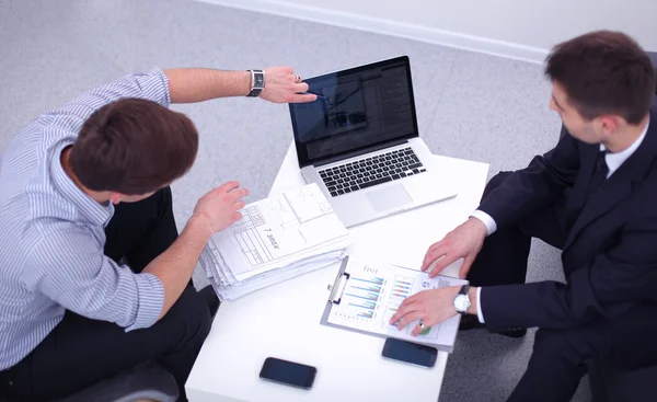 Affärsmän som sitter och diskuterar på affärsmöte, i ämbetet — Stockfoto