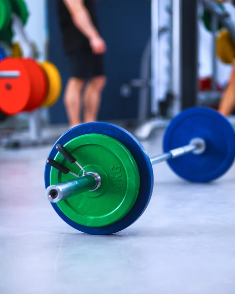 Barbell připraven cvičit v tělocvičně — Stock fotografie