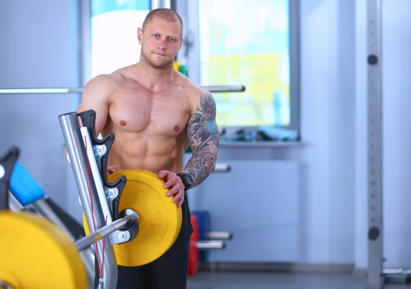 Joven hombre guapo después del entrenamiento en el gimnasio — Foto de Stock